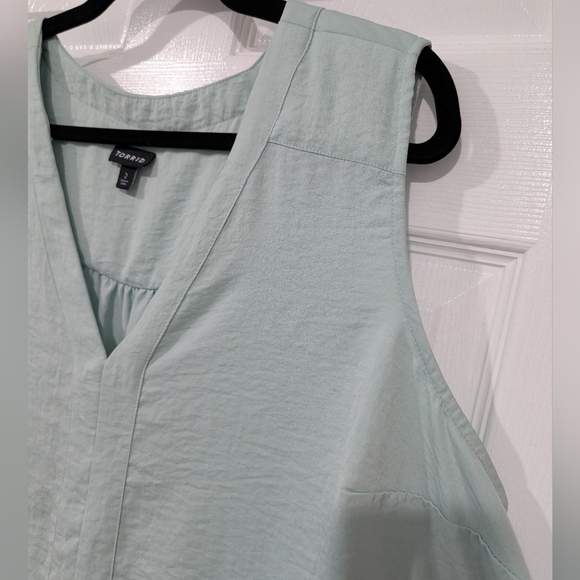 Torrid Harbor Gray Charmeuse Tank in Size 2 (18/20) - Picture 6 of 15